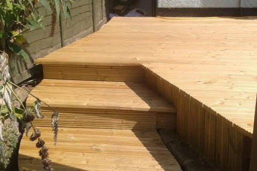 Curved theme wooden deck - Thaxted - 1