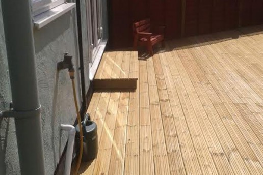 Curved theme wooden deck - Thaxted - 2